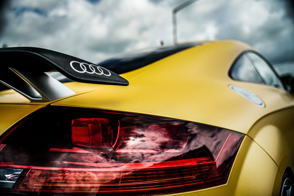Heck eines gelben Audi mit dem Rücklicht im Detail