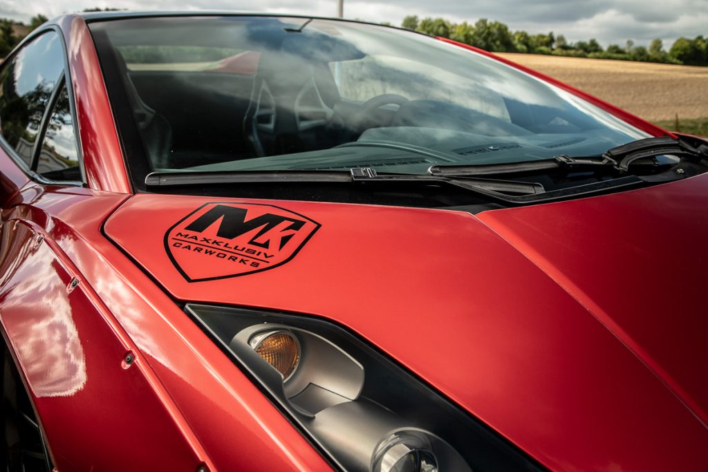 Roter Sportwagen mit Folierung von vorn